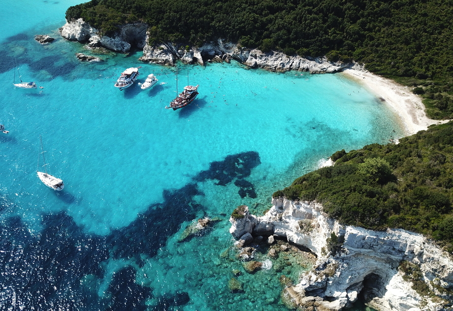 Genießen Sie die traumhafte Aussicht auf das kristallklare Wasser am Strand von Antipaxos.