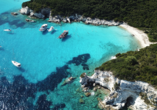 Genießen Sie die traumhafte Aussicht auf das kristallklare Wasser am Strand von Antipaxos.