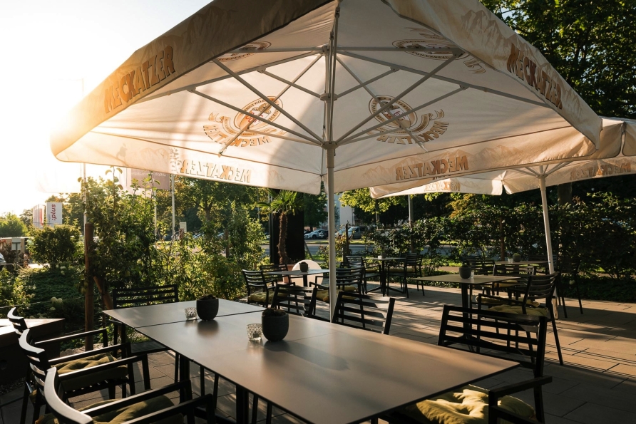 Bei schönem Wetter finden Sie auf der Terrasse des Hotels Trezor in Singen Ihren Platz in der Sonne.