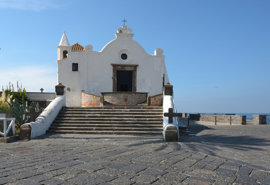Unternehmen Sie einen Spaziergang zur Kirche Santa Maria del Soccorso in Forio d'Ischia.