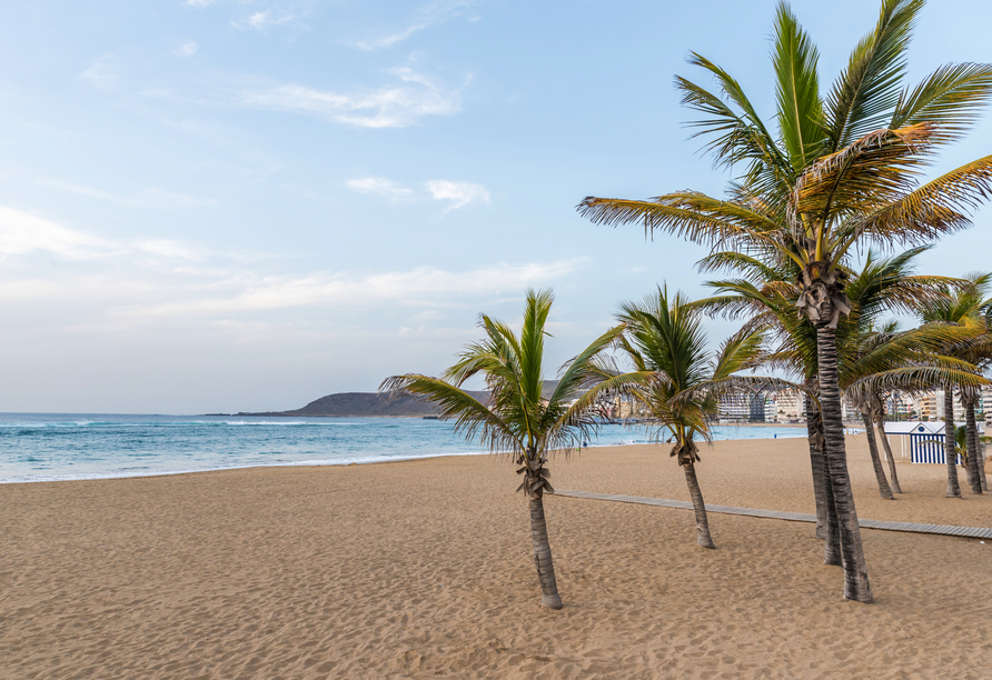 Am Strand Las Canteras können Sie während Ihres Ausflugs die Seele baumeln lassen.