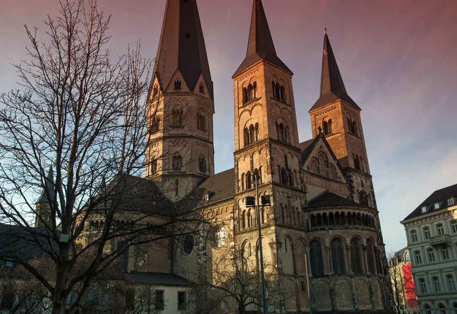 Die ehemalige Bundeshauptstadt Bonn erwartet Sie mit sehenswerten Gebäuden – wie dem Münster, dem Wahrzeichen der Stadt.