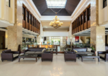 Die Lobby des Hotels empfängt Sie in hellem, elegantem Ambiente.