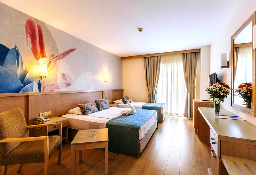 Beispiel eines Doppelzimmers mit einem Zustellbett im Hotel Süral Resort