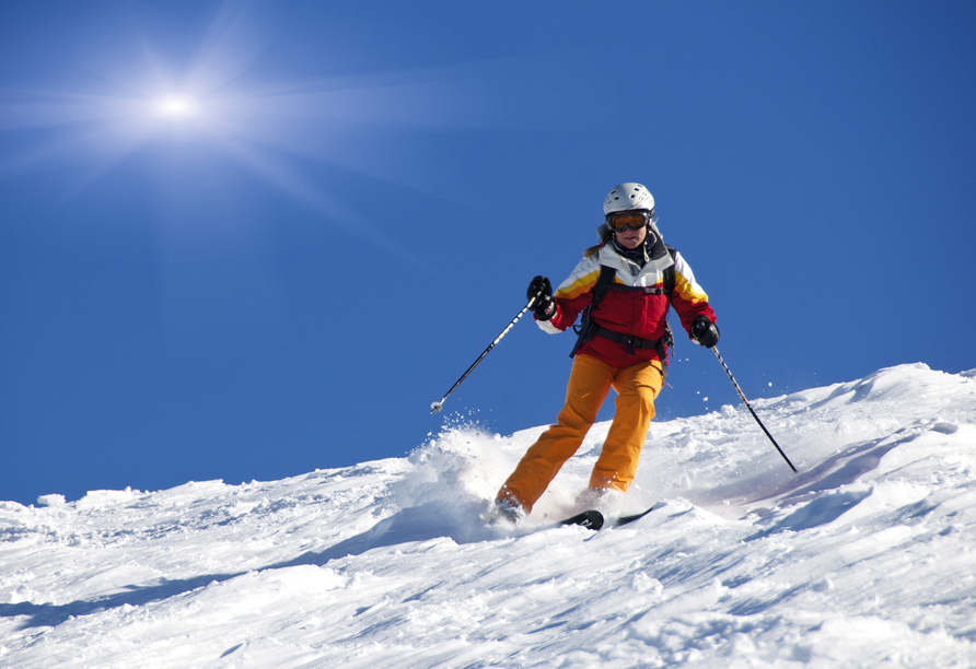 Pisten und Lifte warten in drei nahegelegenen Skigebieten auf sportliche Gäste.