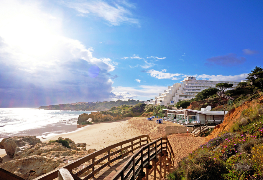 Genießen Sie die einmalige Lage Ihres Hotels Muthu Clube Praia da Oura direkt am Strand.