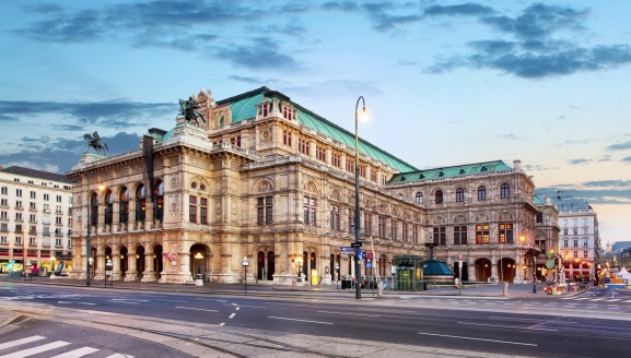 Besuchen Sie mit der Wiener Staatsoper eines der bedeutendsten, traditionsreichsten und beeindruckendsten Opernhäuser der Welt.
