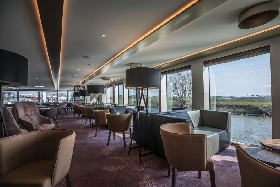 Die Panorama-Lounge bietet Ihnen eine unvergessliche Aussicht auf die vorbeiziehende Landschaft.
