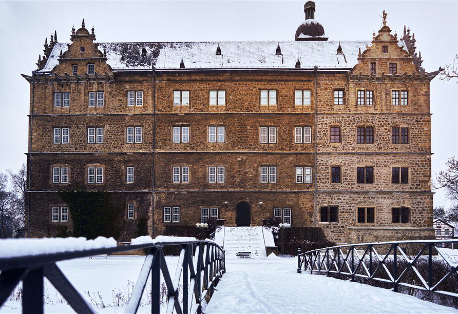 Unternehmen Sie einen winterlichen Spaziergang zum Schloss Wolfsburg.