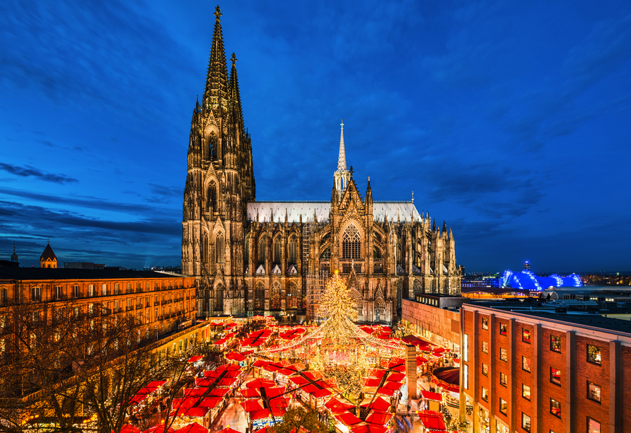 Besuchen Sie den Weihnachtsmarkt am Kölner Dom, bevor Sie mit A-ROSA ablegen. 