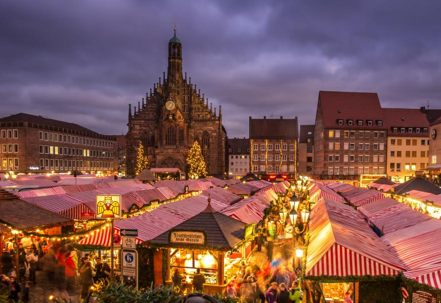 Lassen Sie sich den weltberühmten Christkindlesmarkt nicht entgehen.