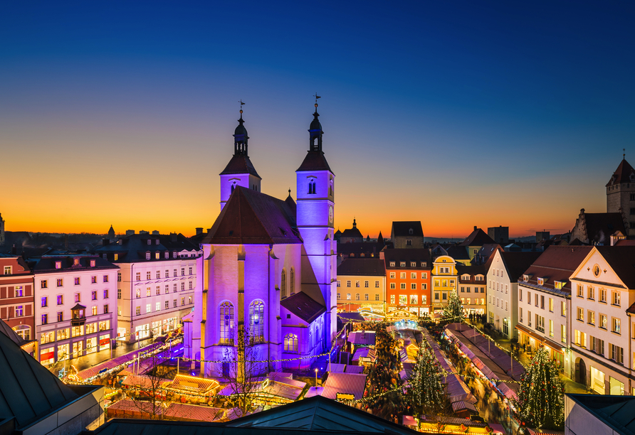 Auch der Regensburger Weihnachtsmarkt ist bekannt für seine bunten Lichter.