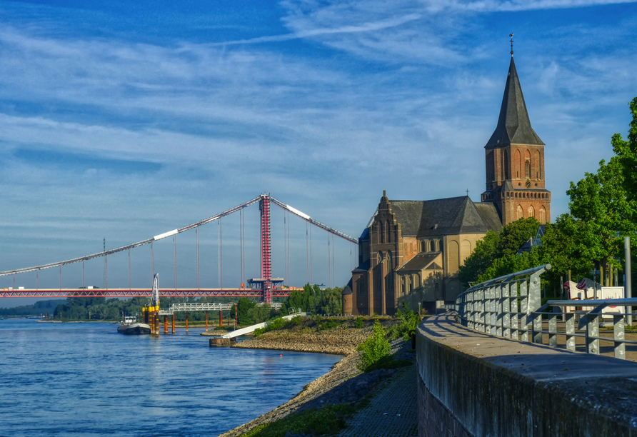 Rheinpromenade mit Kirche in Emmerich am Niederrhein