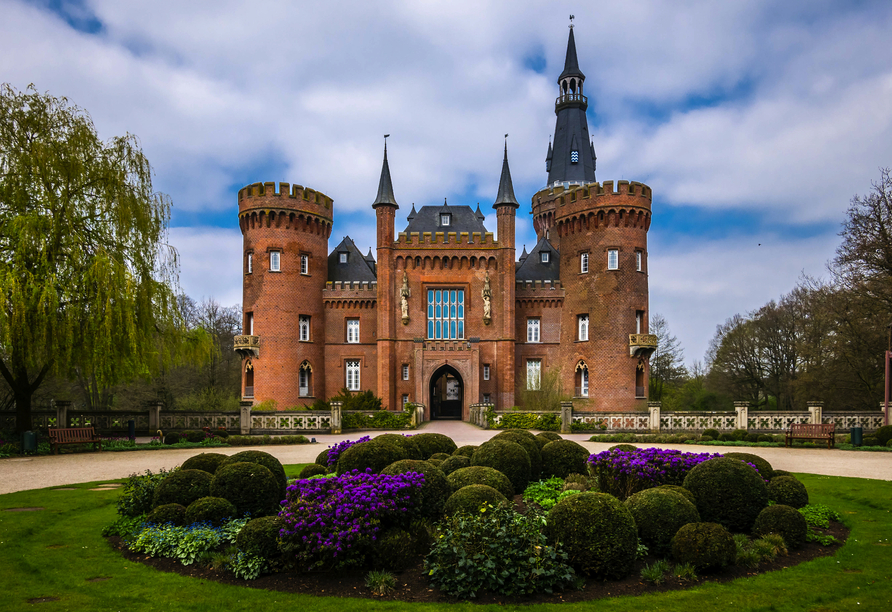 Das Schloss Moyland gehört zu den wichtigsten neugotischen Bauten in Nordrhein-Westfalen.