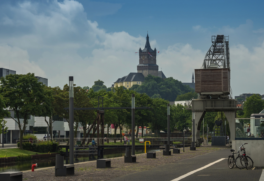Blick auf die Schwanenburg vom alten Hafen in Kleve