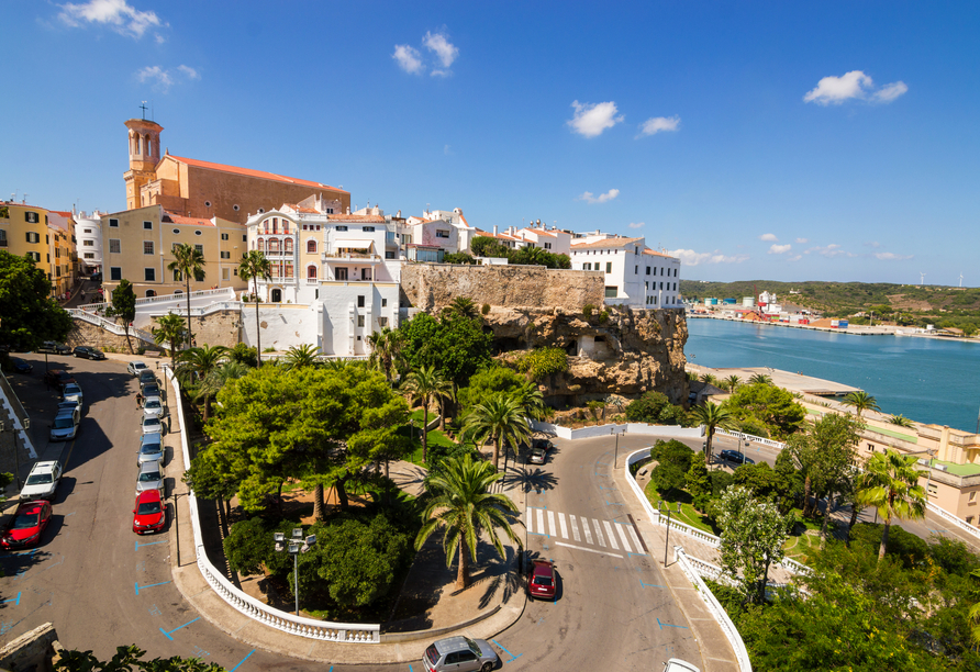 Genießen Sie die Mittelmeersonne in Mahón auf Menorca.