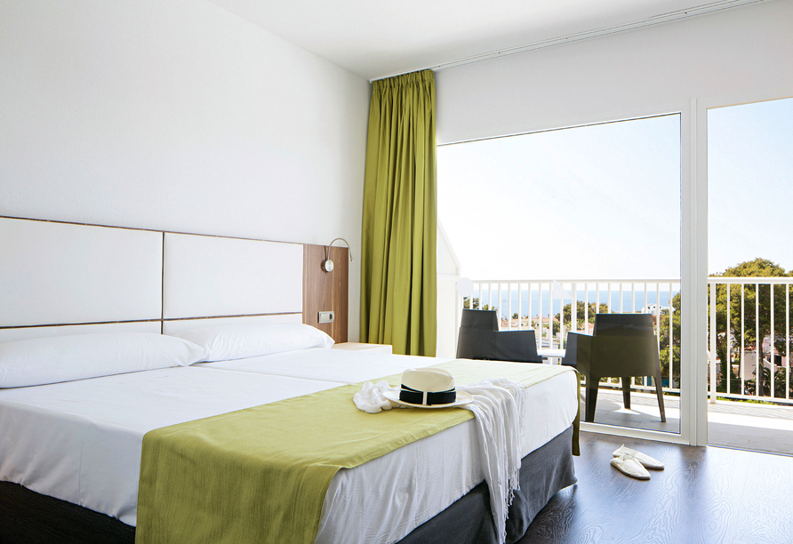 Hotel Globales Cala Blanca, Beispiel eines Doppelzimmers Poolblick
