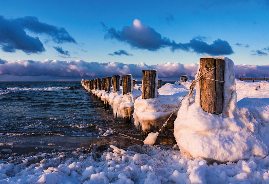 Spazieren Sie entlang der winterlichen Ostsee.
