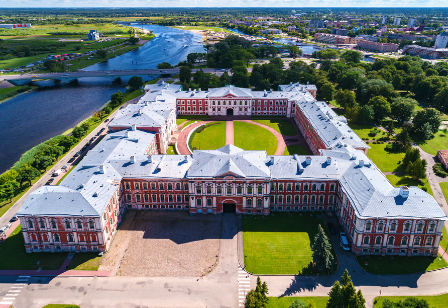 Mietwagenrundreise durch Lettland Litauen und Estland, Größtes Barockschloss des Baltikums Jelgava