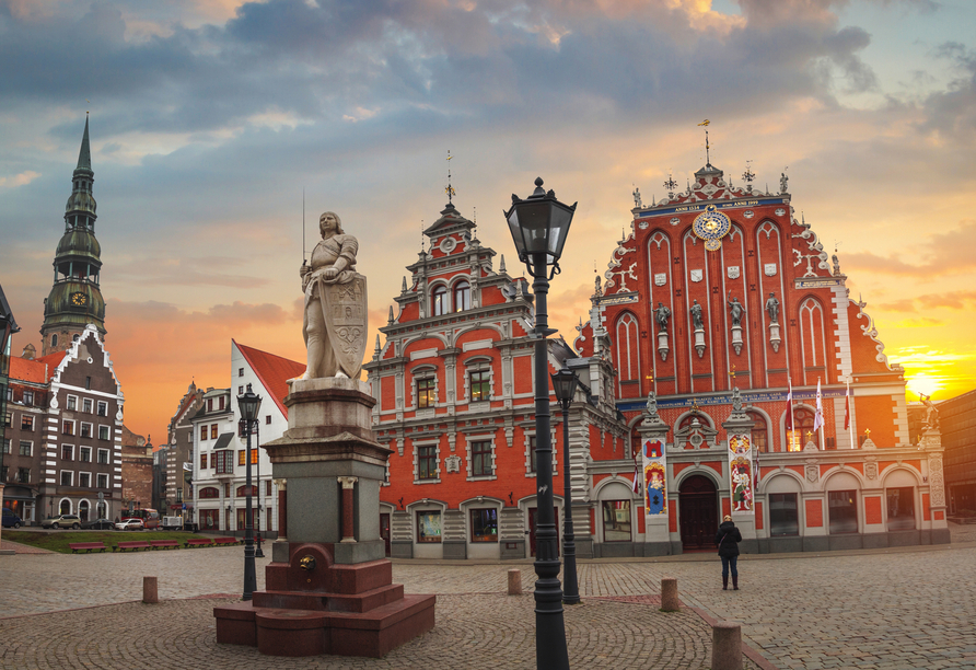 Mietwagenrundreise durch Lettland Litauen und Estland, Marktplatz mit Rathaus und Schwarzhäupterhaus Riga