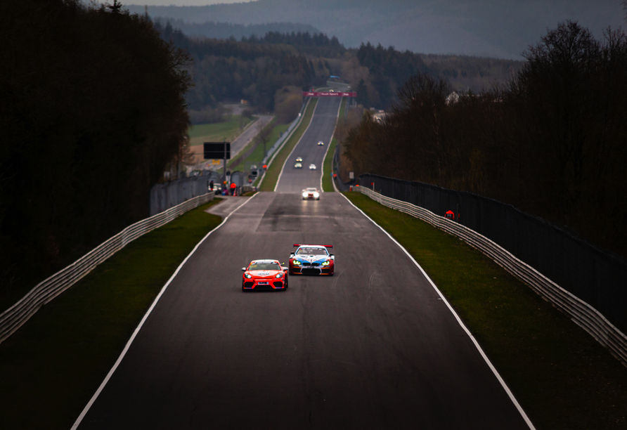 Freuen Sie sich auf einen aufregenden Tag bei einem Langstrecken-Rennen auf dem Nürburgring.