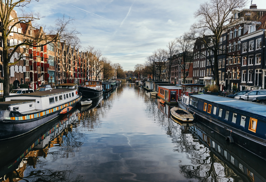 Unternehmen Sie einen Ausflug in die niederländische Hauptstadt Amsterdam.