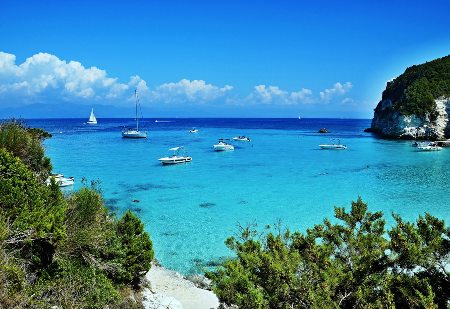 Strahlendes Blau und sattes Grün erblicken Sie auf der gesamten Insel Antipaxos.