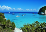 Strahlendes Blau und sattes Grün erblicken Sie auf der gesamten Insel Antipaxos.