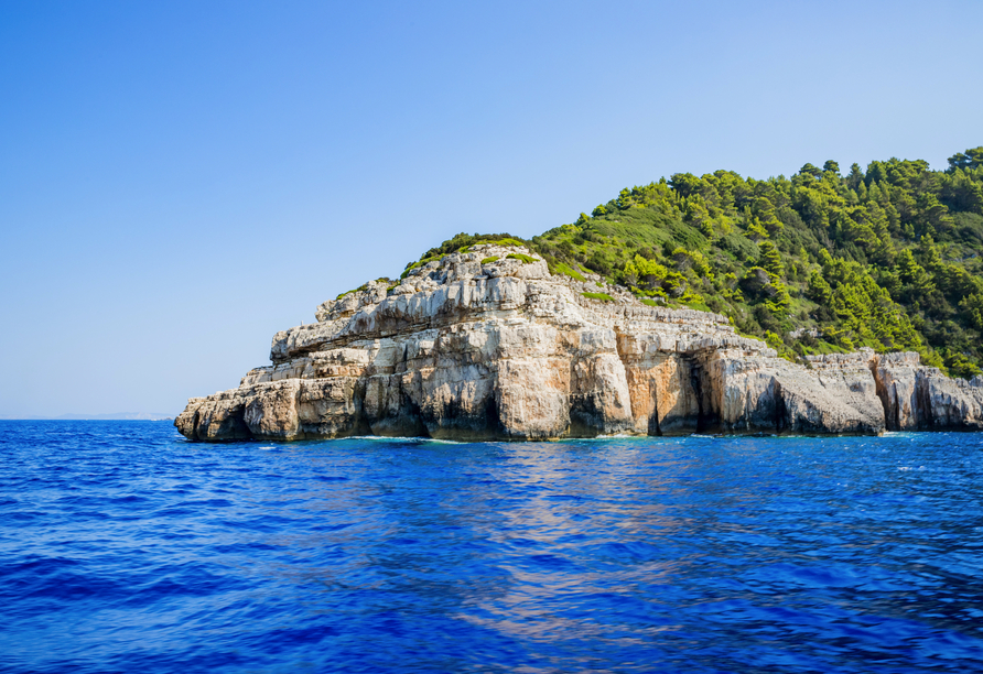 Spüren Sie die Geheimnisse Griechenlands auf – bei einem Ausflug nach Paxos entdecken Sie die eindrucksvollen Grotten.