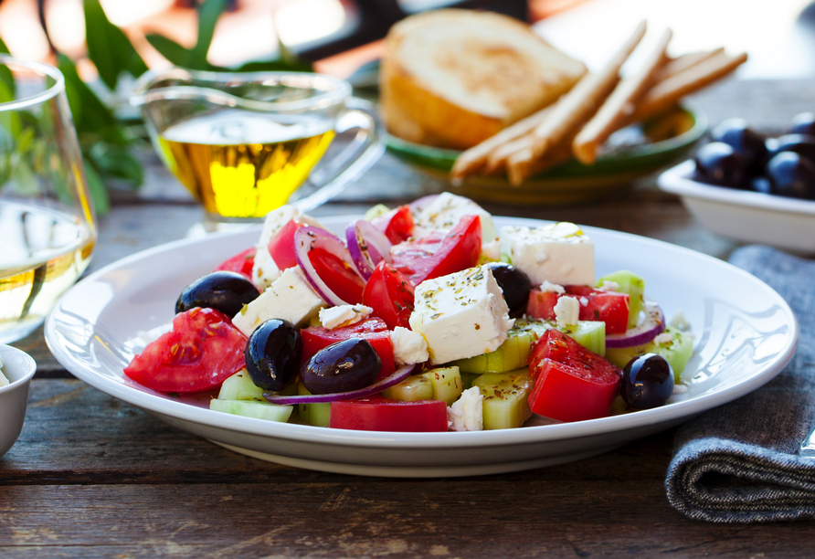Wir empfehlen griechischen Wein zum Essen und wünschen Ihnen einen guten Appetit!