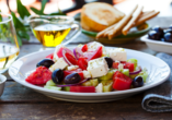 Wir empfehlen griechischen Wein zum Essen und wünschen Ihnen einen guten Appetit!