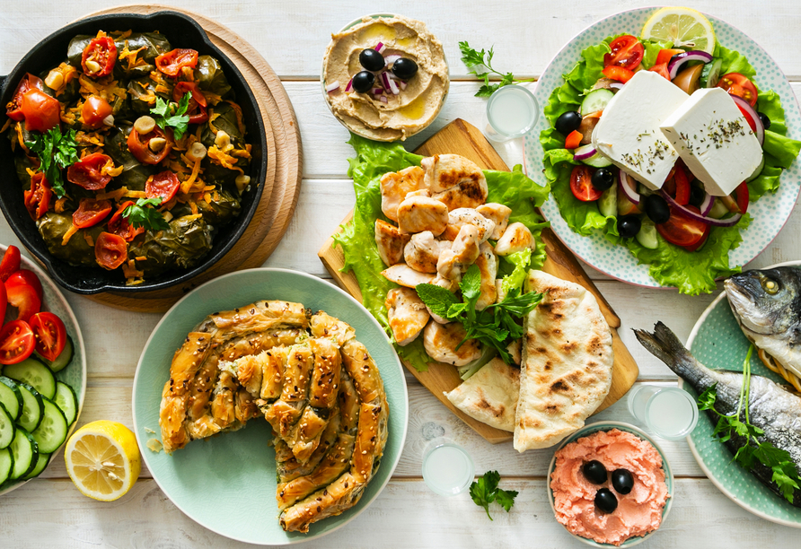 Tsatsiki, Oliven, Schafskäse und vieles mehr – lassen Sie sich die griechischen Spezialitäten im Mund zergehen!