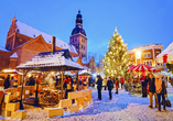 Erleben Sie die festliche Stimmung auf dem Weihnachtsmarkt in Riga.