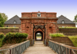 Unternehmen Sie einen Ausflug nach Wesel und besuchen Sie das Tor und die Zugbrücke der Zitadelle.