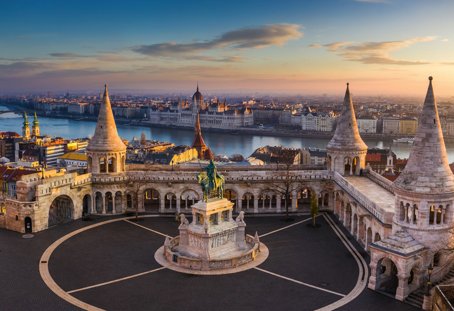 Die Fischerbastei in Budapest bietet einen tollen Ausblick! Gegenüber auf der anderen Donauseite entdecken Sie das Parlamentsgebäude.