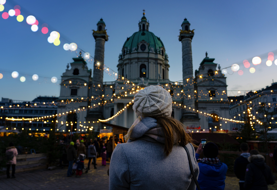 Traumhaft leuchtende Weihnachtsmärkte warten in Linz und Wien auf Sie.