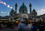 Genießen Sie die besondere Atmosphäre der weihnachtlich beleuchteten Städte – wie hier am Karlsplatz in Wien.