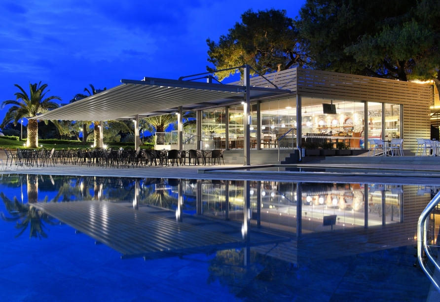 Bei Dämmerung sieht der Pool des Hotels Blue Dolphin ganz romantisch aus.