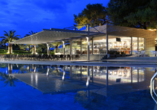 Bei Dämmerung sieht der Pool des Hotels Blue Dolphin ganz romantisch aus.