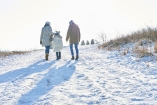 Schmieden Sie Pläne für das Neue Jahr bei einem Spaziergang durch die wunderschöne Winterlandschaft. 
