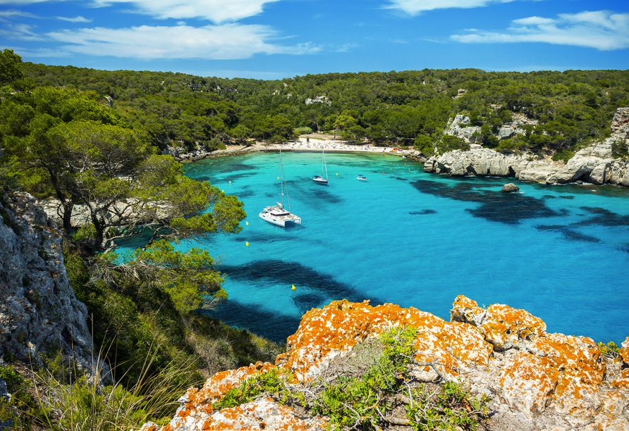 Entdecken Sie malerische Buchten entlang der Küstenlinie Menorcas.