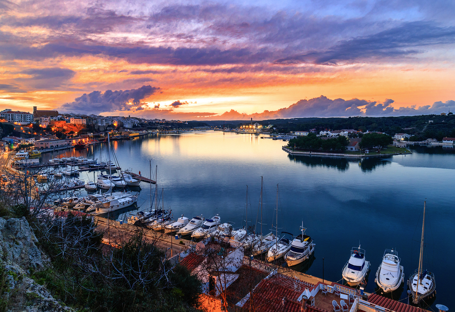 Der Sonnenuntergang taucht den Hafen von Mahòn in eine besonders romantische Abendstimmung.