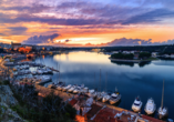 Der Sonnenuntergang taucht den Hafen von Mahòn in eine besonders romantische Abendstimmung.