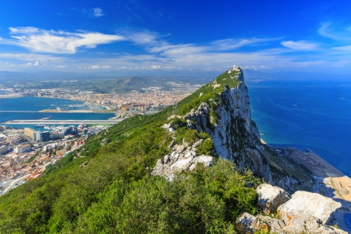 Der Fels von Gibraltar gilt als einer der berühmtesten Felsen weltweit und ist ein beliebtes Ausflugsziel in Gibraltar.