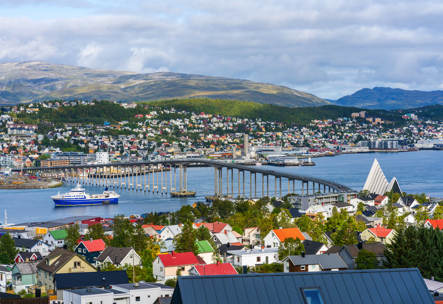 Die beeindruckende Tromsøbrua verbindet das Zentrum der Stadt Tromsø auf der Insel Tromsøya mit dem norwegischen Festland.