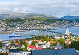 Die beeindruckende Tromsøbrua verbindet das Zentrum der Stadt Tromsø auf der Insel Tromsøya mit dem norwegischen Festland.