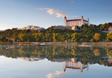 Die Burg von Bratislava, das Wahrzeichen der slowakischen Haupstadt, thront hoch über der Donau.