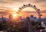 Besuchen Sie den Wiener Prater und genießen Sie vom Riesenrad die Aussicht über die österreichische Hauptstadt.
