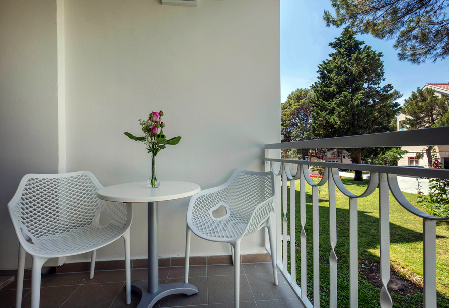 Ruhe und Entspannung finden Sie auch auf Ihrem Zimmerbalkon mit Blick auf den Garten des Bluesun Hotel Alga in Tučepi.