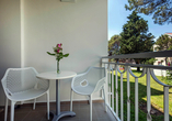 Ruhe und Entspannung finden Sie auch auf Ihrem Zimmerbalkon mit Blick auf den Garten des Bluesun Hotel Alga in Tučepi.